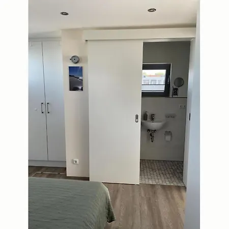 Wave Rider No 2 Comfortable Botel *